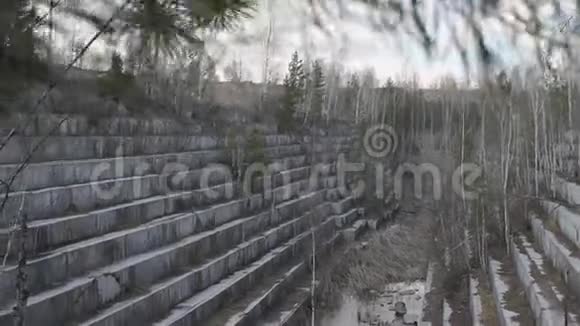 西伯利亚废弃的大理石矿床视频的预览图