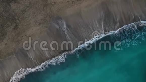 大西洋上沙漠黑色海滩的俯视图特内里费岛海岸空中无人驾驶飞机的海上镜头视频的预览图