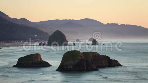 俄勒冈州海岸坎农海滩黄昏视频的预览图