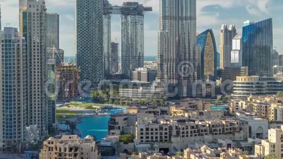 迪拜市中心的天际线随着时间推移从迪拜的顶部可以看到哈利法塔和其他塔的全景视频的预览图