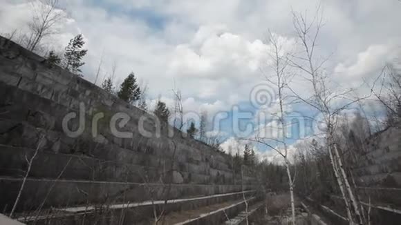 西伯利亚废弃的大理石矿床视频的预览图