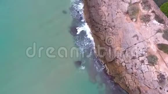 地中海的岩石海岸空中景观视频的预览图