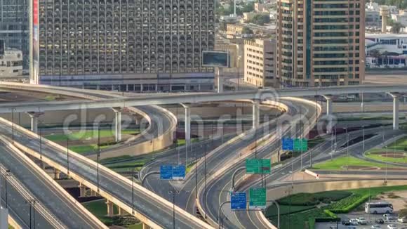 迪拜市区高速公路立交的鸟瞰图视频的预览图