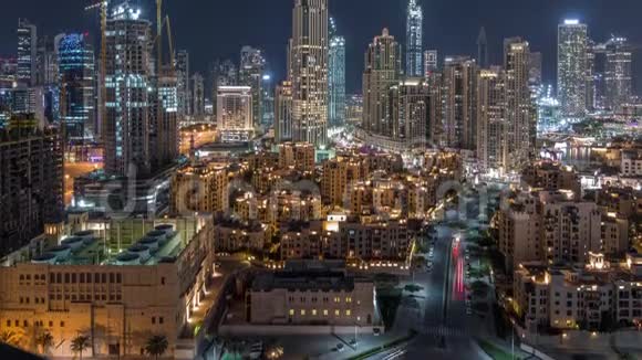 美丽的迪拜市中心和商务湾天际线与现代建筑夜间时间推移视频的预览图