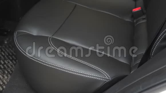 漂亮的皮车内饰设计汽车里的豪华皮革座椅汽车里的人造皮革后座黑色视频的预览图