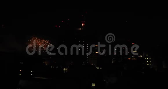 东京市区附近建筑的烟花在夏季夜间大范围拍摄视频的预览图