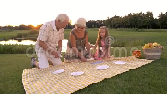 女孩和祖父母野餐视频的预览图