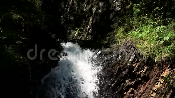 美丽的山河溪视频的预览图