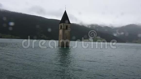 意大利博尔扎诺雷西亚湖深处的雷申西教堂淹没塔视频的预览图