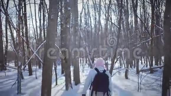 孤独的女人在大自然中飘雪视频的预览图