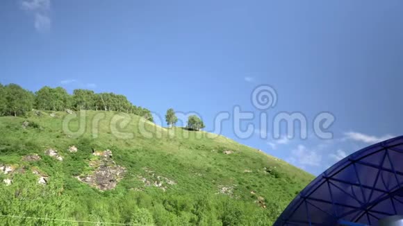 绿色的山山地景观视频的预览图