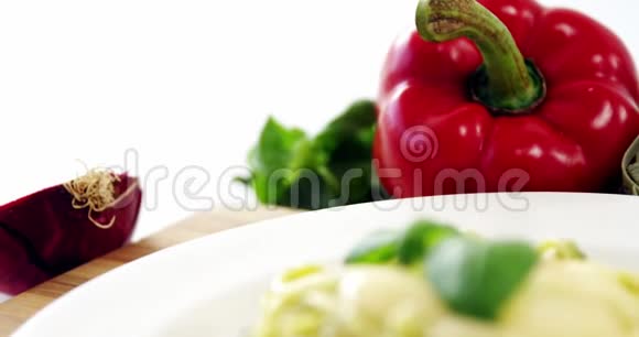 盘子里有煮熟的意大利面视频的预览图
