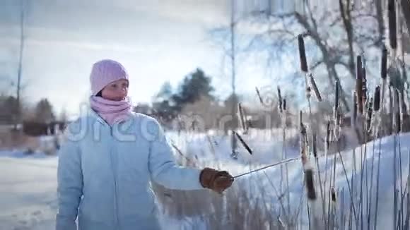 快乐的女人雪鞋在大自然中视频的预览图