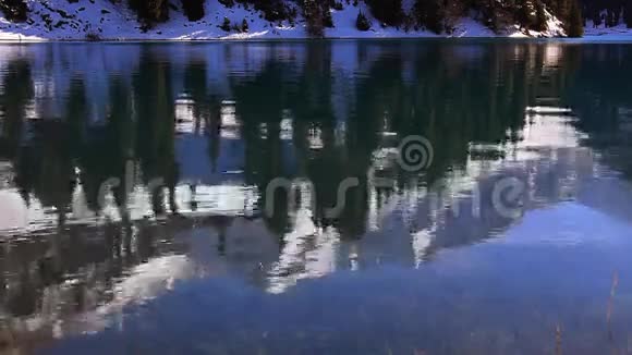 冬季山湖倒影视频的预览图