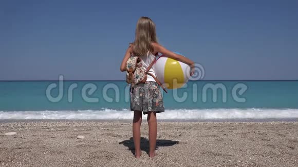 儿童在海滩观看海浪小女孩在海边玩耍海滨4K视频的预览图
