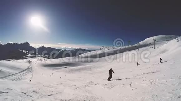 晴天滑雪休闲活动视频的预览图