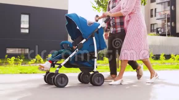 一家人带着婴儿车在城里散步视频的预览图