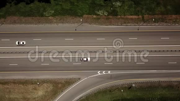 公路交通和移动汽车俯视图视频的预览图