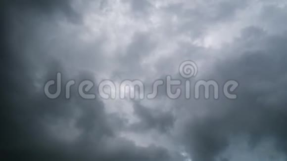 风暴云在天空中移动时间流逝视频的预览图