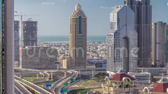 迪拜时代摩天大楼和道路交汇处的鸟瞰图视频的预览图