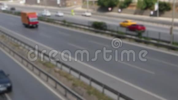 现代城市公路上的城市汽车交通视频的预览图