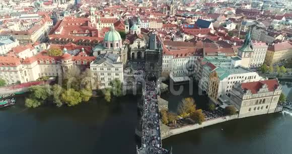 全景从上面看到布拉格市和查尔斯桥游客在查尔斯桥伏尔塔瓦河视频的预览图