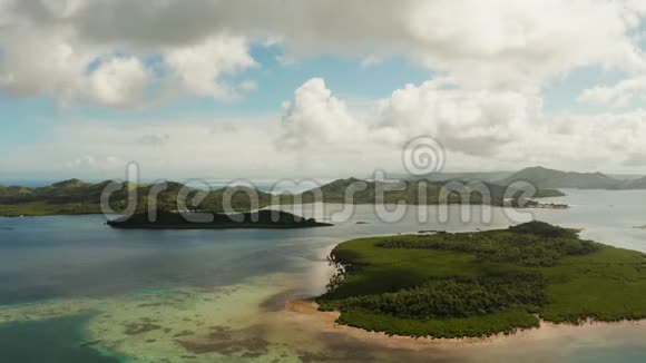 带有热带岛屿和绿松石水的海景视频的预览图