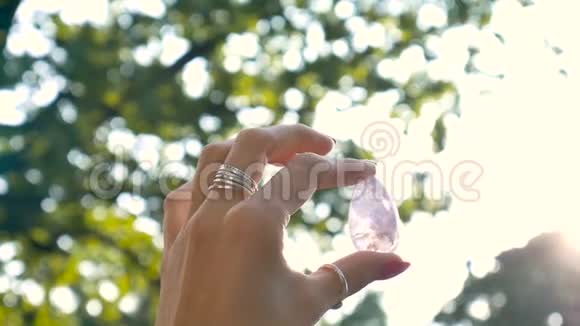 女性手与透明紫水晶石英玉尼卵为vumfit建立或冥想手里拿着闪亮的水晶蛋视频的预览图