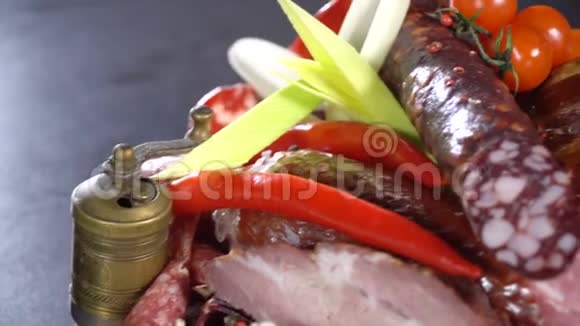 切片熏香肠和火腿视频的预览图
