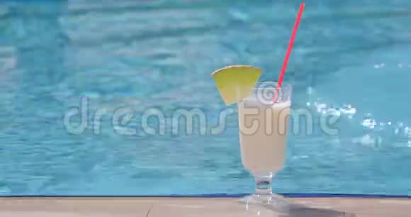 游泳池旁的夏季鸡尾酒视频的预览图