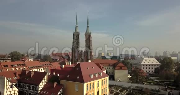 在一个阳光明媚雾蒙蒙的秋晨上可以俯瞰Wroclaw的空中景色视频的预览图