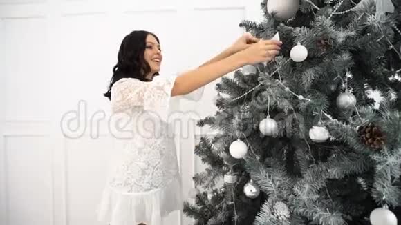 少女和圣诞树视频的预览图