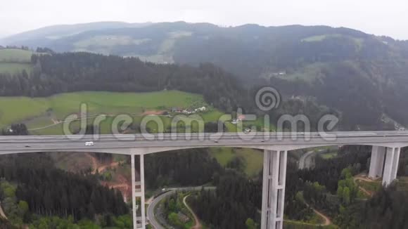 高速公路高架桥在山区混凝土支柱上的鸟瞰图视频的预览图