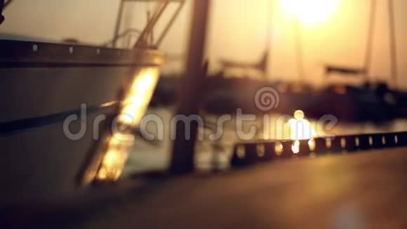 从游艇的鼻子看日落阳光反射视频的预览图