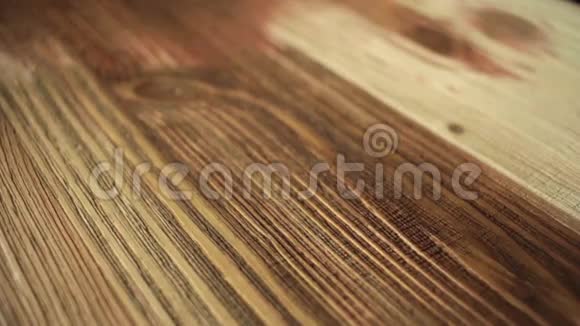 油漆刷涂木桌木渍视频的预览图