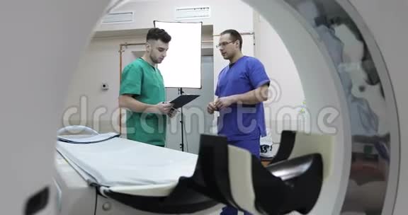 CT和MR扫描扫描仪体检断层扫描视频的预览图