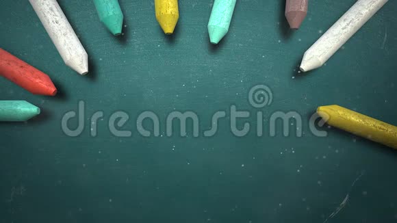 黑板上的彩色粉笔特写学校背景视频的预览图