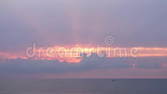 黄昏的天空日落云和太阳盘移动到海面的地平线上视频的预览图