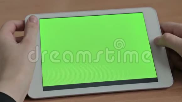 女人在平板电脑上看视频绿色屏幕视频的预览图