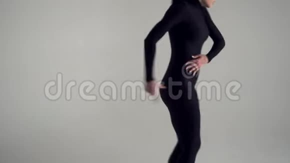 灵活的女人在工作室跳舞视频的预览图