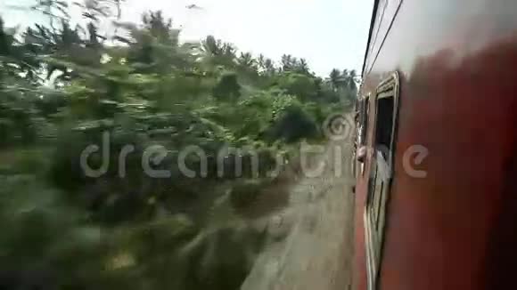 从一列移动的火车上观看斯里兰卡乡村景观视频的预览图