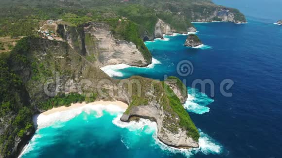 在努沙佩尼达有海滩和蓝色海洋的Kelingking或Manta湾空中景观视频的预览图
