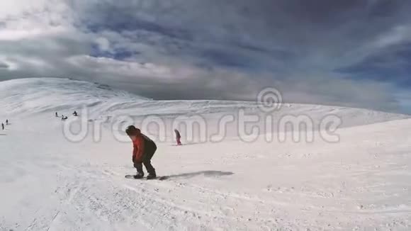 晴天滑雪休闲活动视频的预览图