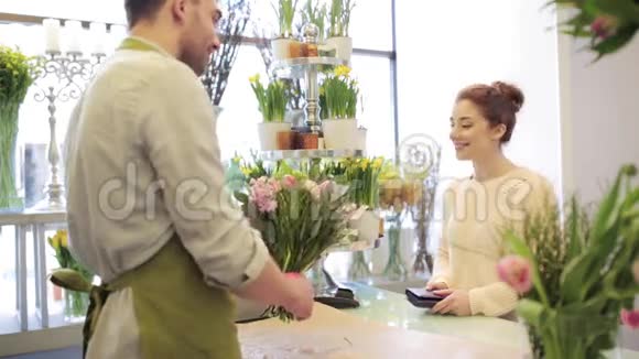 花商和妇女在花店买花视频的预览图