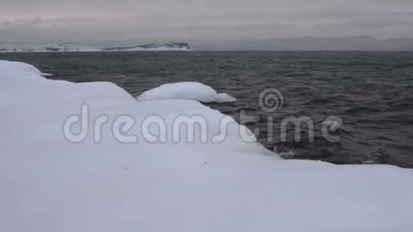 贝加尔湖的冰冻海岸视频的预览图