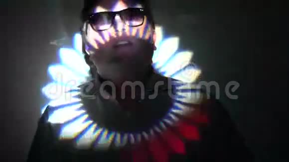 一个穿着五彩光束的胖子的肖像视频的预览图