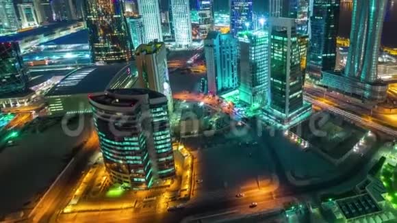 多哈卡塔尔滑雪者在中东市中心的街道上高楼大厦在夜间熄灯视频的预览图