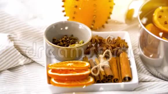 香料和带橙色片的热覆膜葡萄酒视频的预览图