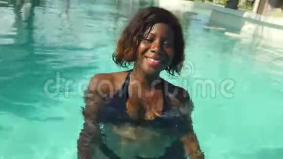 年轻快乐美丽的美国黑人女性穿着比基尼在热带海滩度假游泳池尽情享受视频的预览图