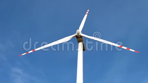 蓝天背景下风车螺旋桨的旋转叶片风力发电纯绿色能源视频的预览图